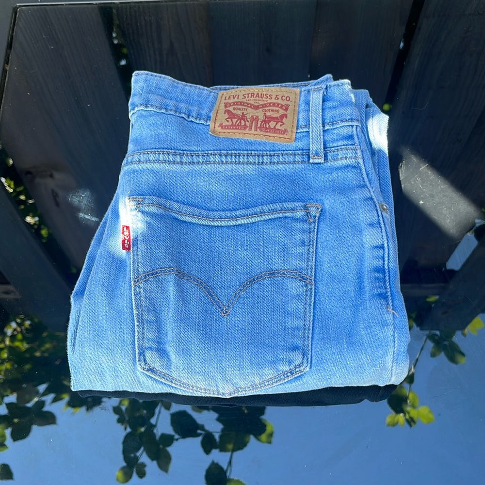 Light denim Levi jeans with holes in knees